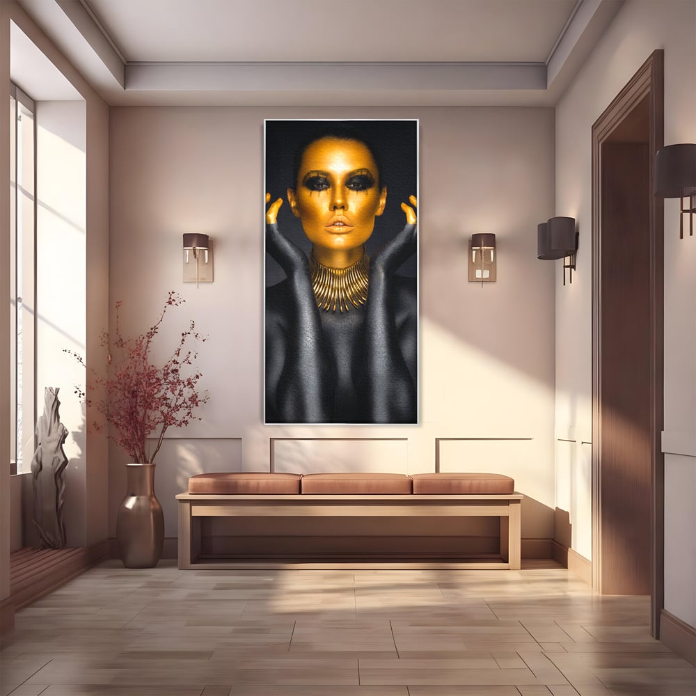 Tablou canvas cu tablou portret femeie aurie, in rama de aluminiu argintiu